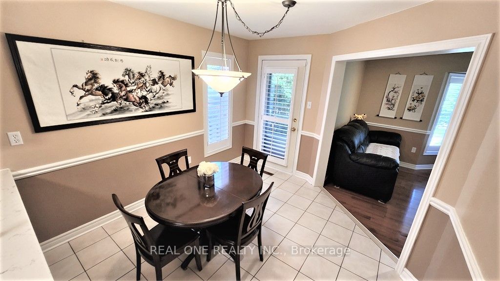 2576 Strathmore Cres