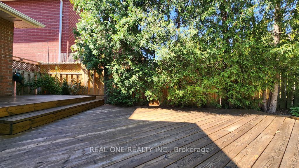 2576 Strathmore Cres