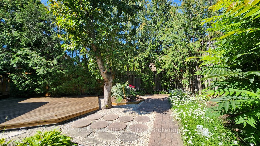 2576 Strathmore Cres
