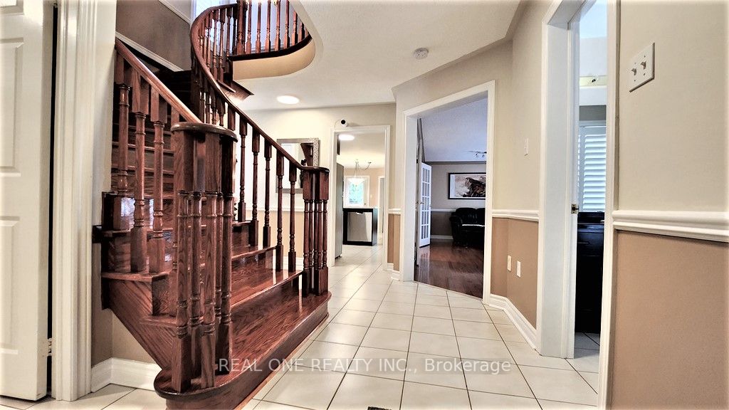 2576 Strathmore Cres