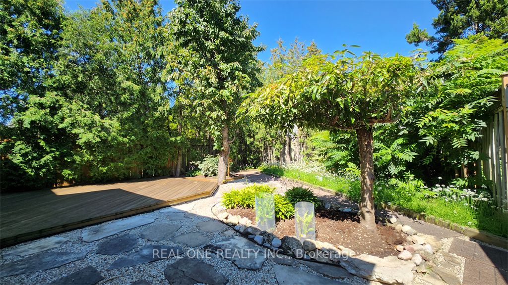 2576 Strathmore Cres
