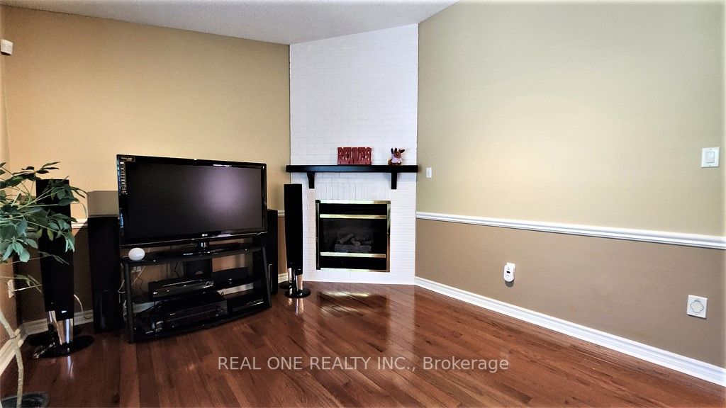 2576 Strathmore Cres