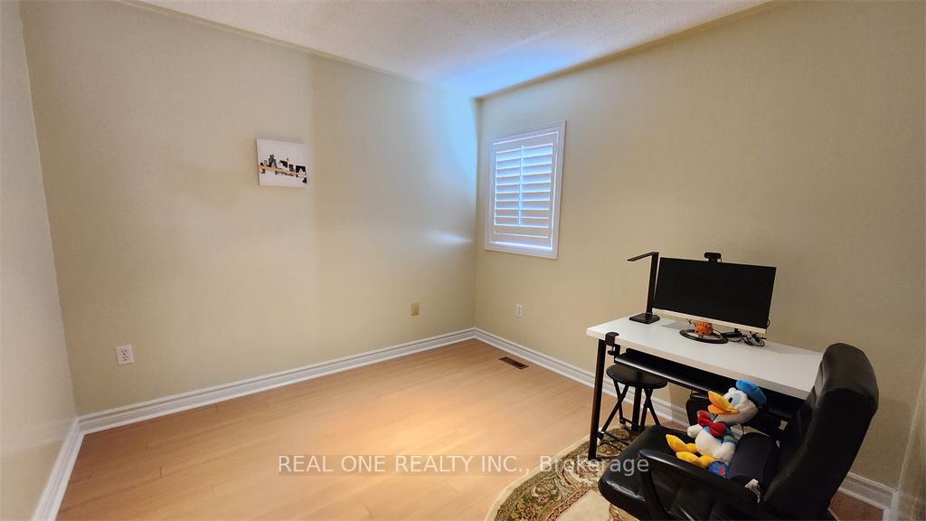 2576 Strathmore Cres