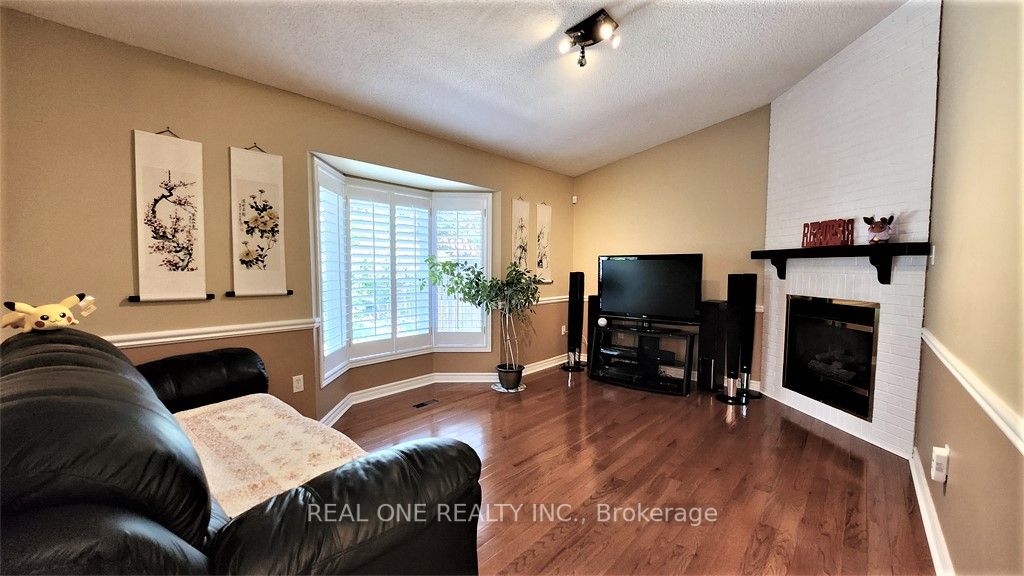 2576 Strathmore Cres