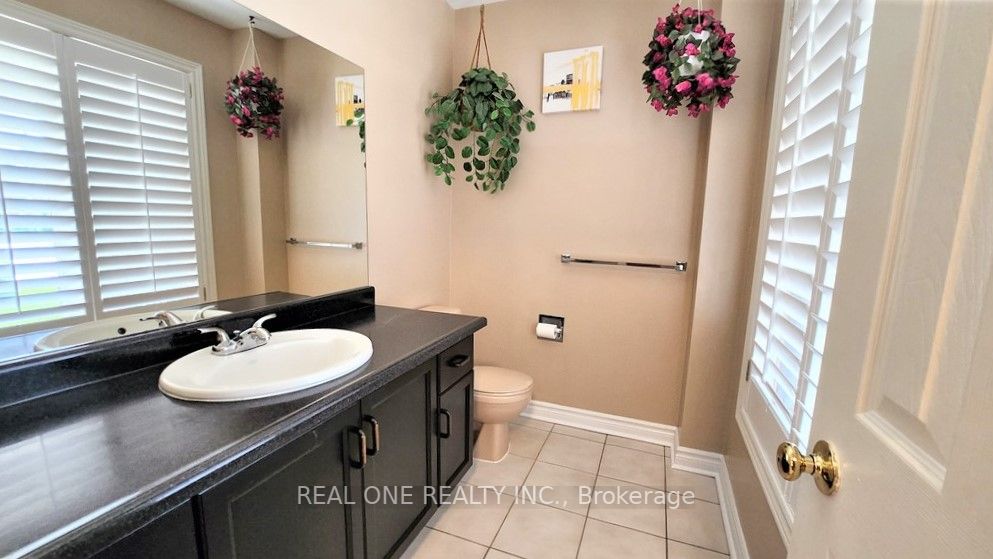 2576 Strathmore Cres