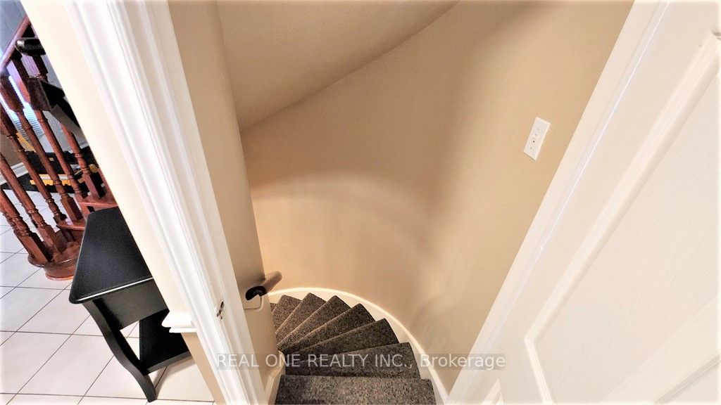 2576 Strathmore Cres