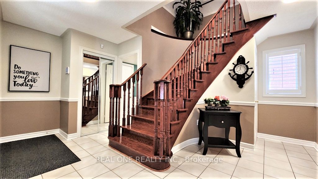 2576 Strathmore Cres