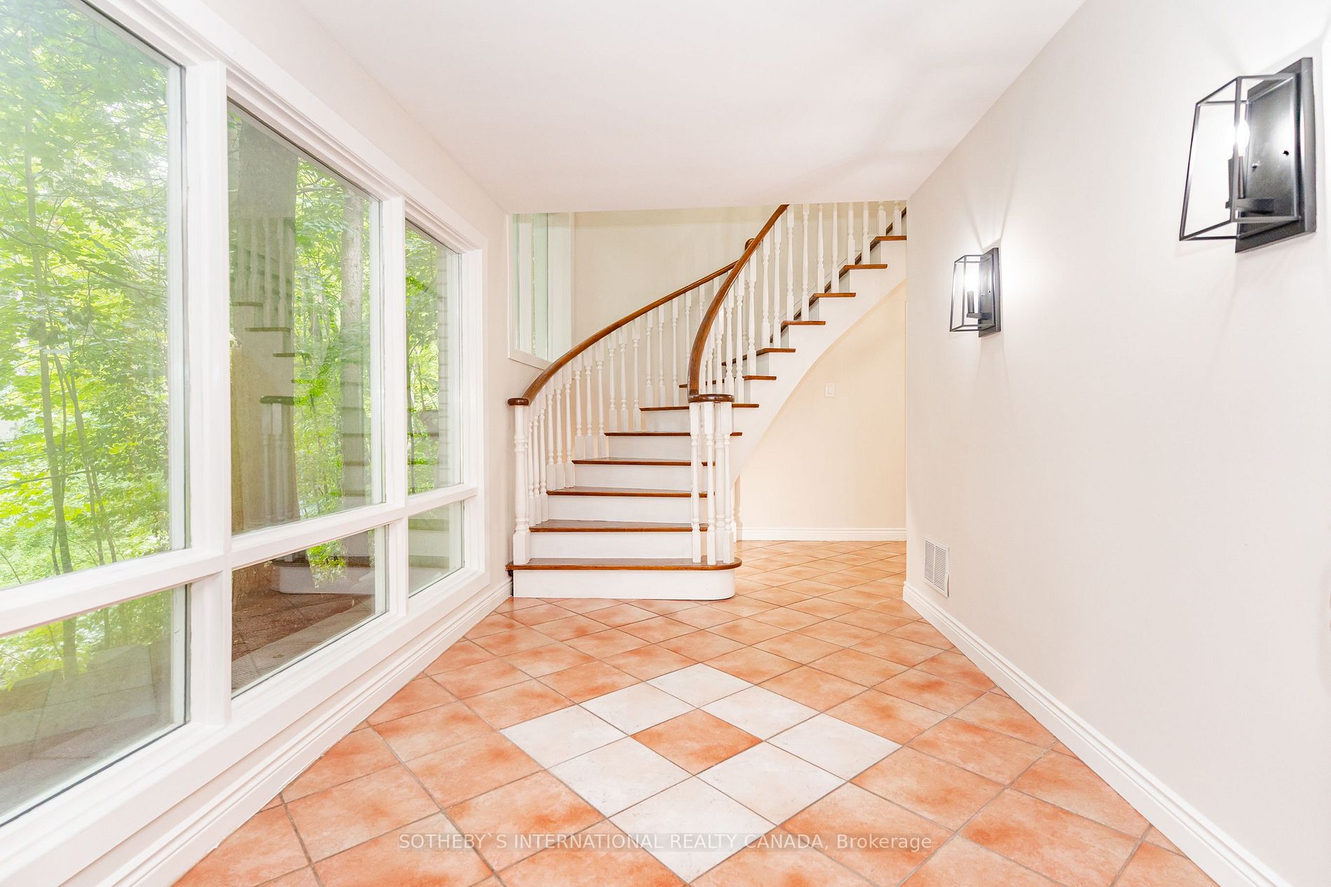 1113 Greenoaks Dr