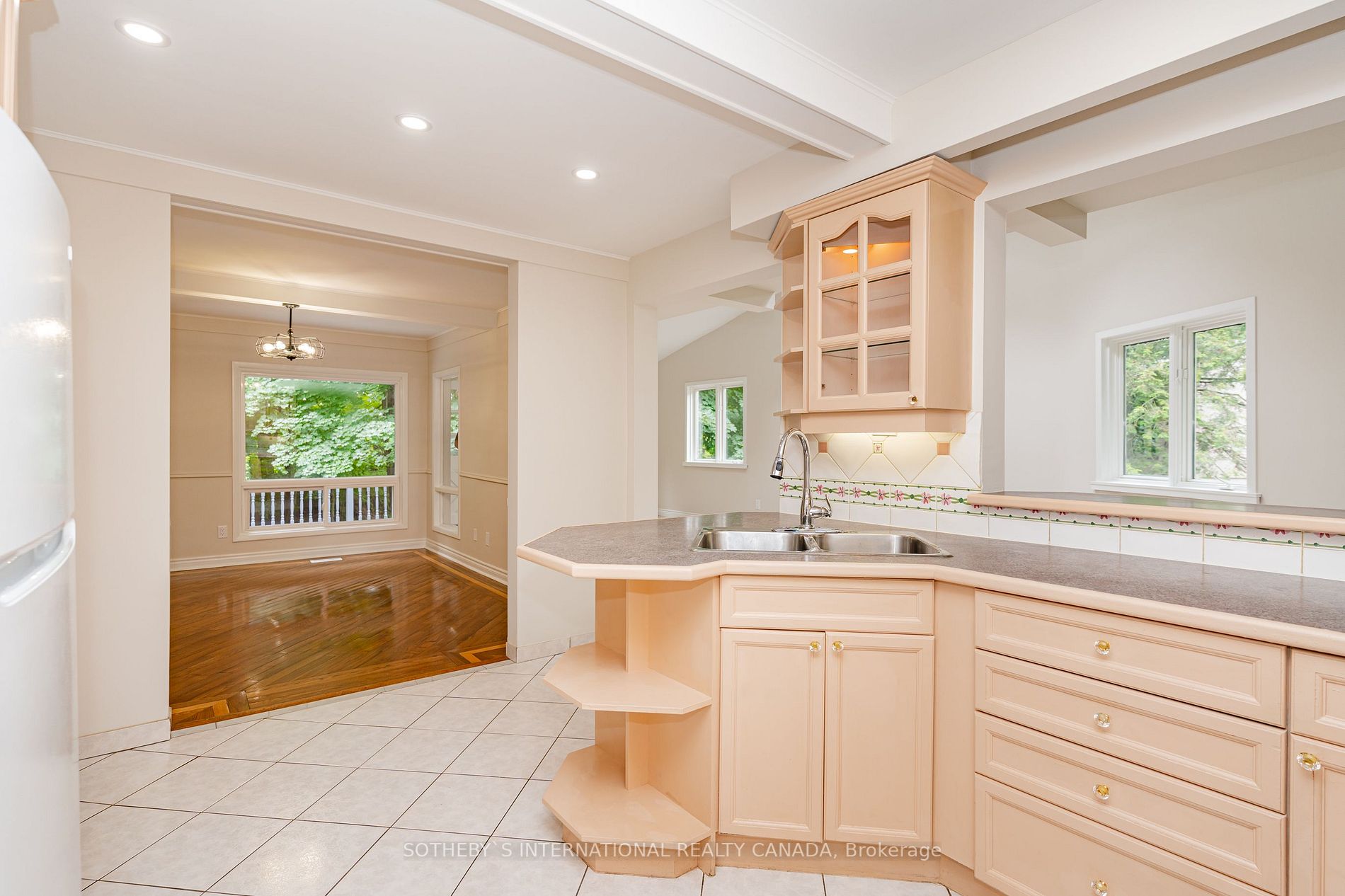 1113 Greenoaks Dr