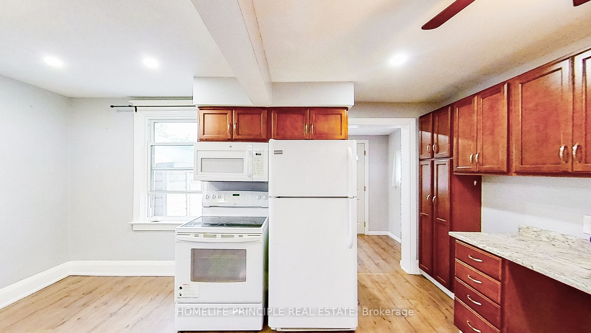 4 Lippincott St W