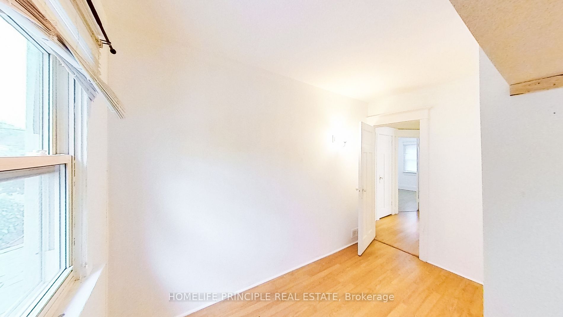 4 Lippincott St W