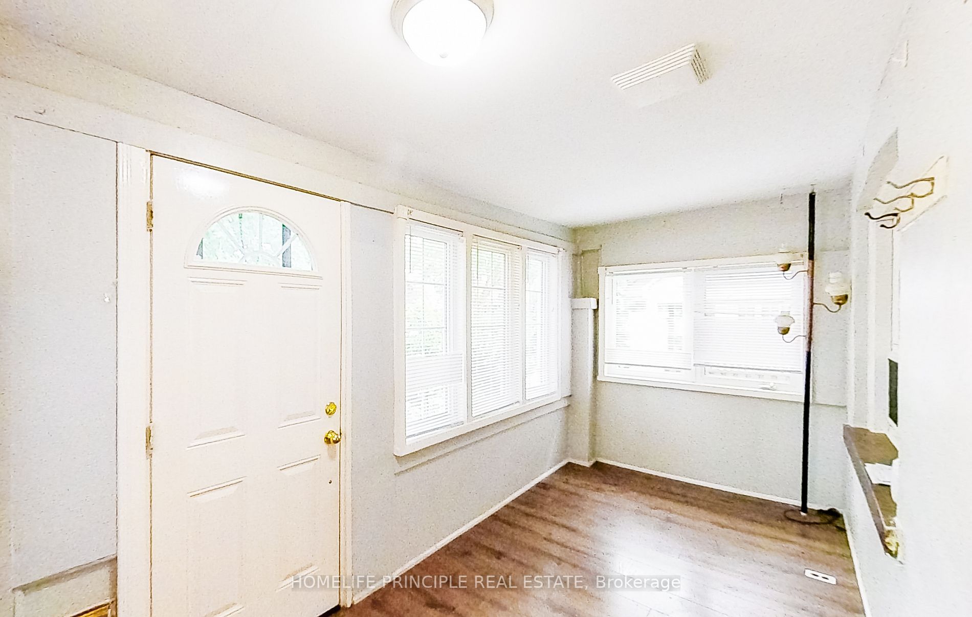 4 Lippincott St W