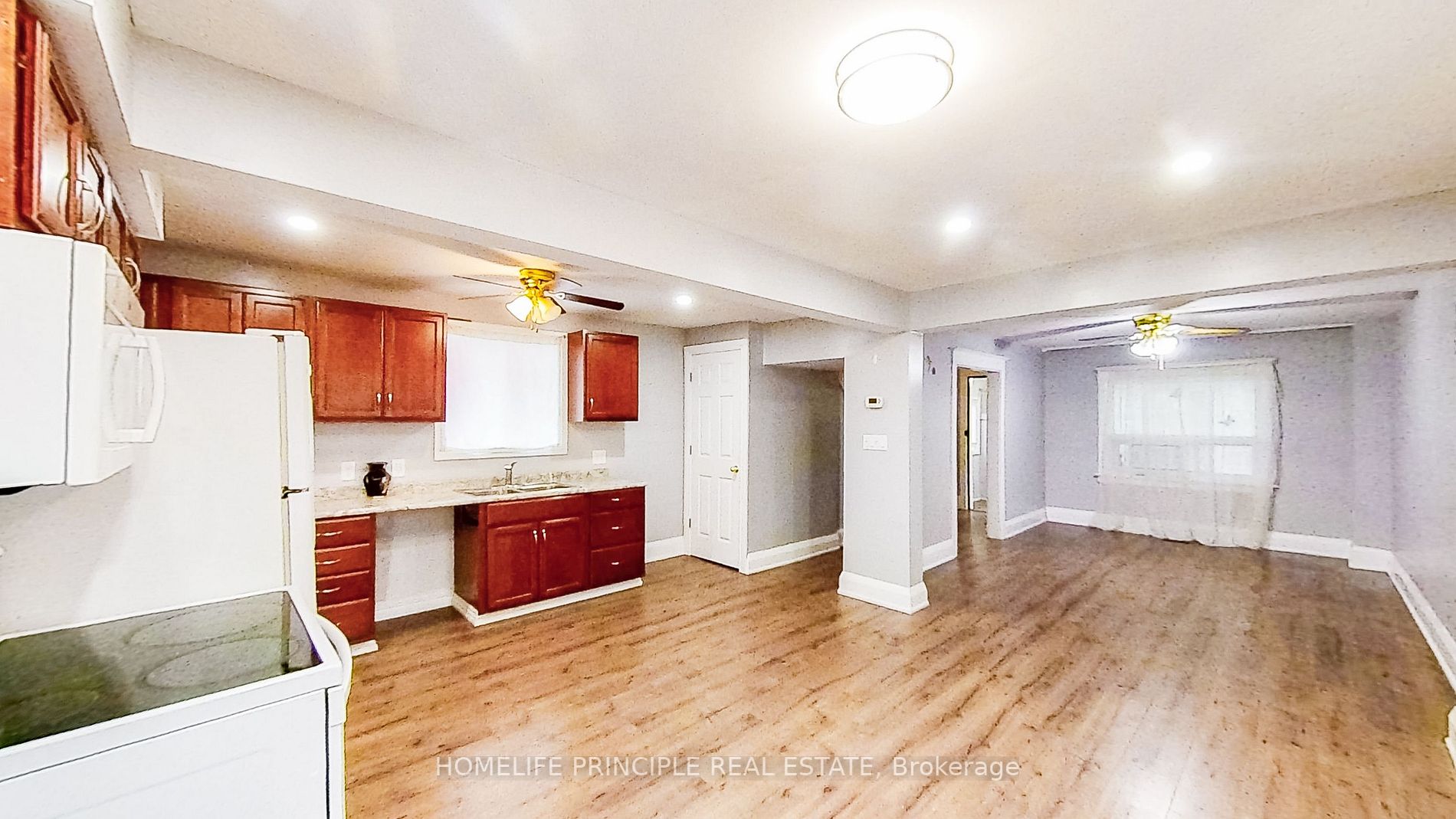 4 Lippincott St W