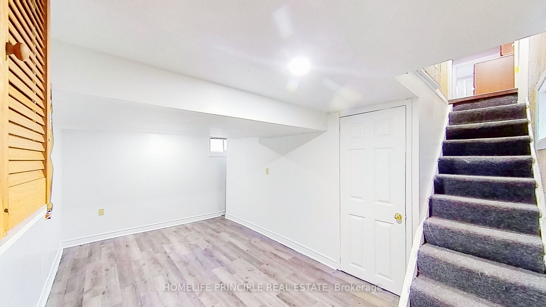 4 Lippincott St W