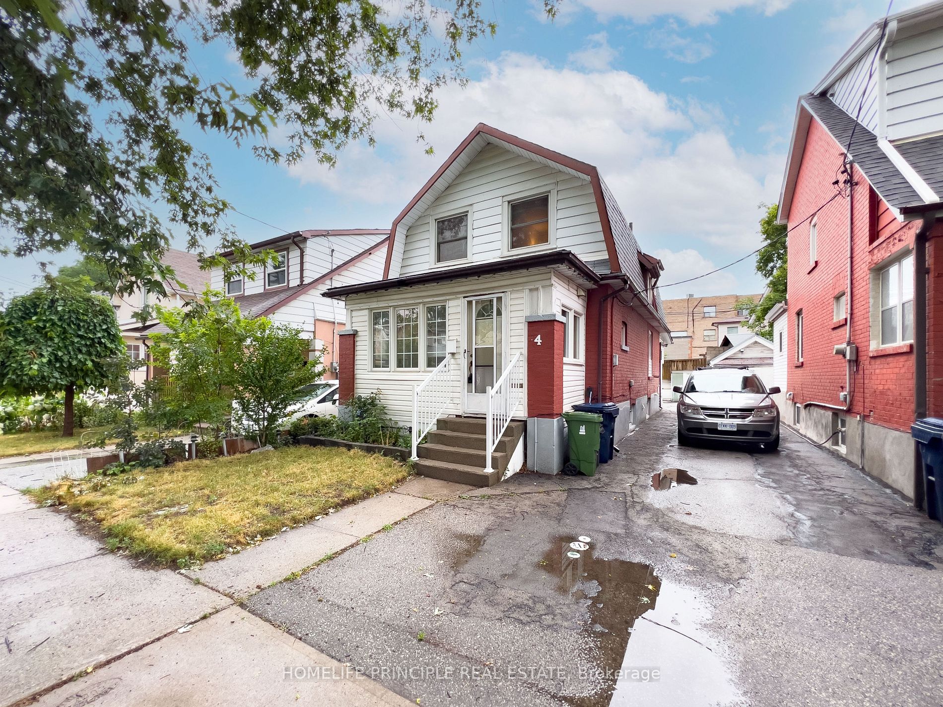 4 Lippincott St W