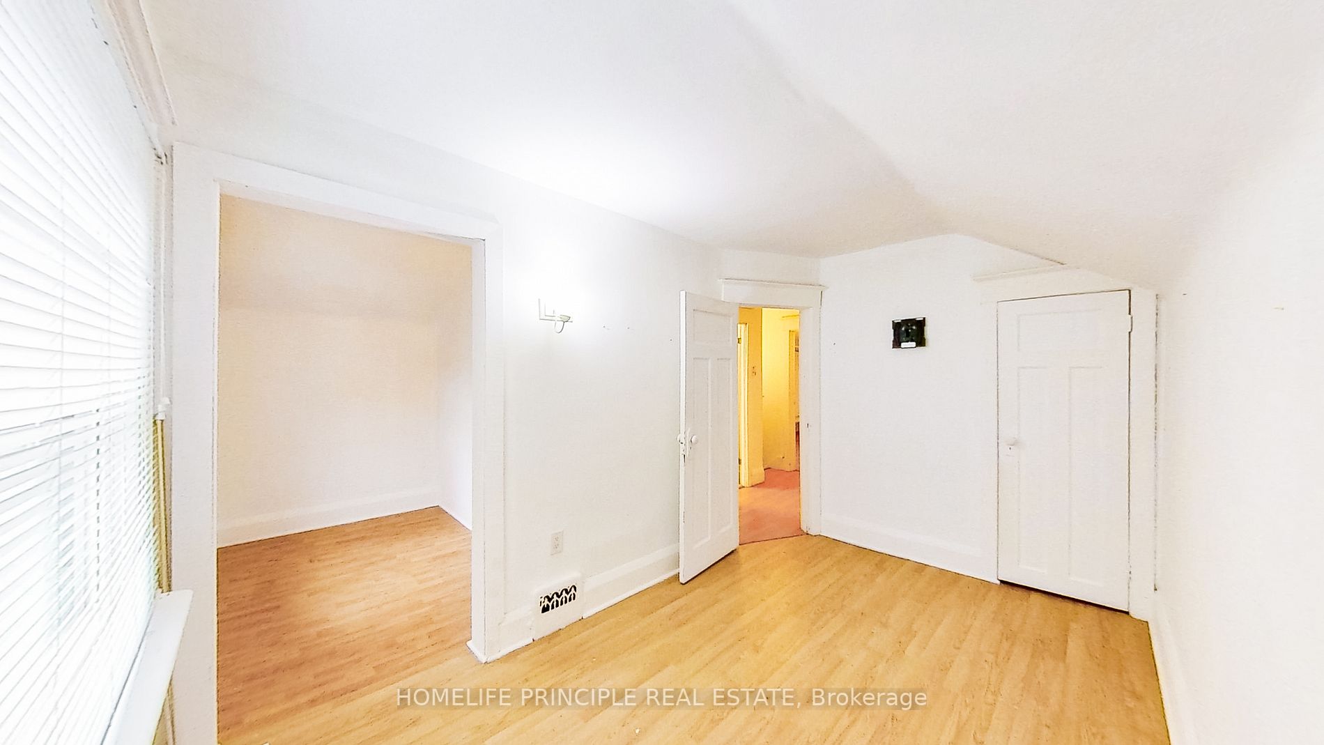 4 Lippincott St W