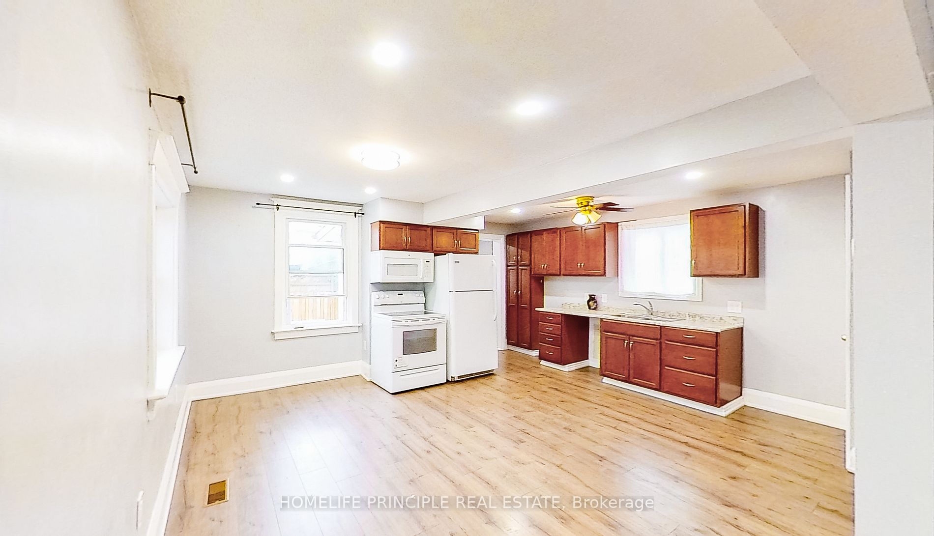 4 Lippincott St W