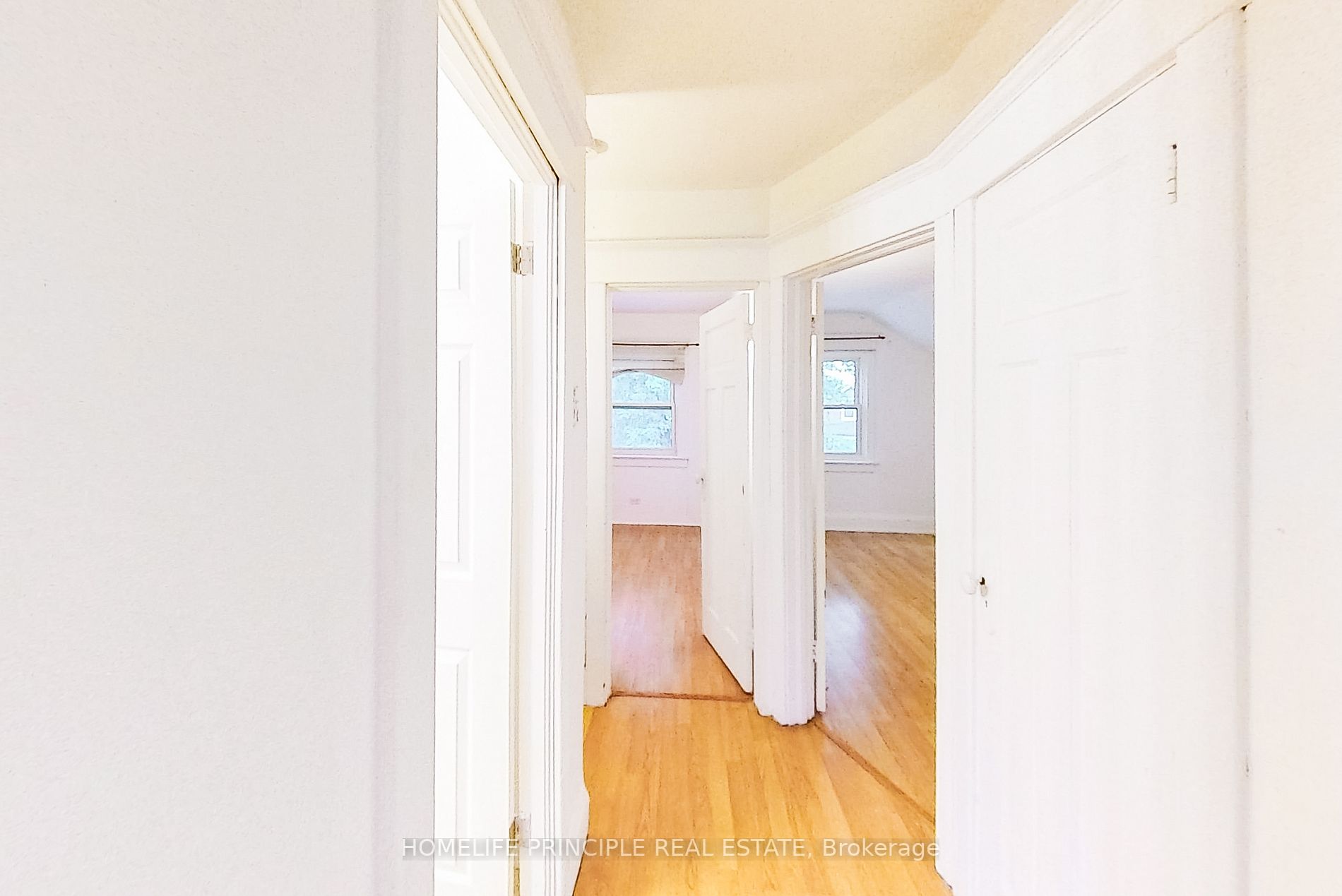 4 Lippincott St W
