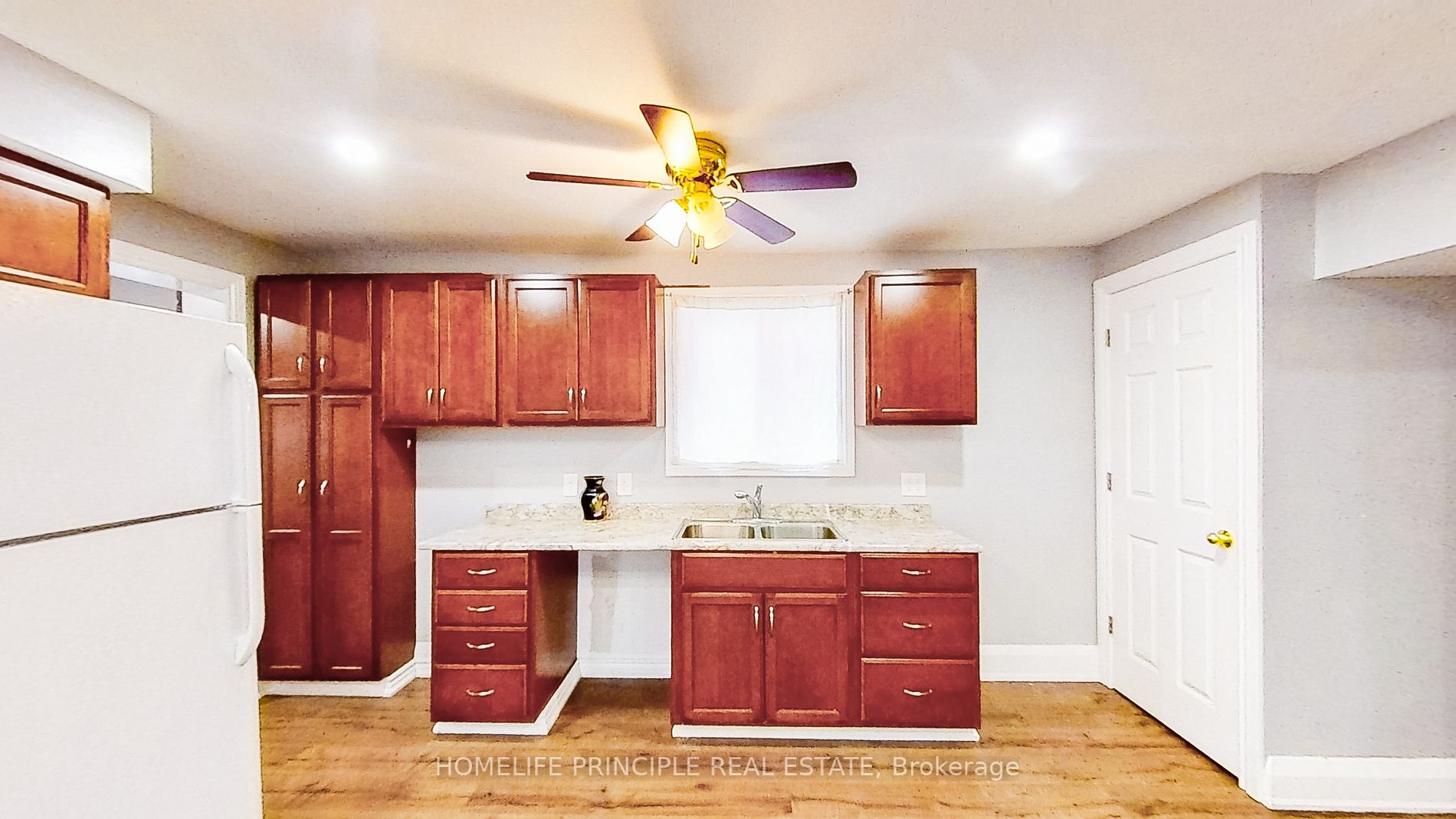 4 Lippincott St W