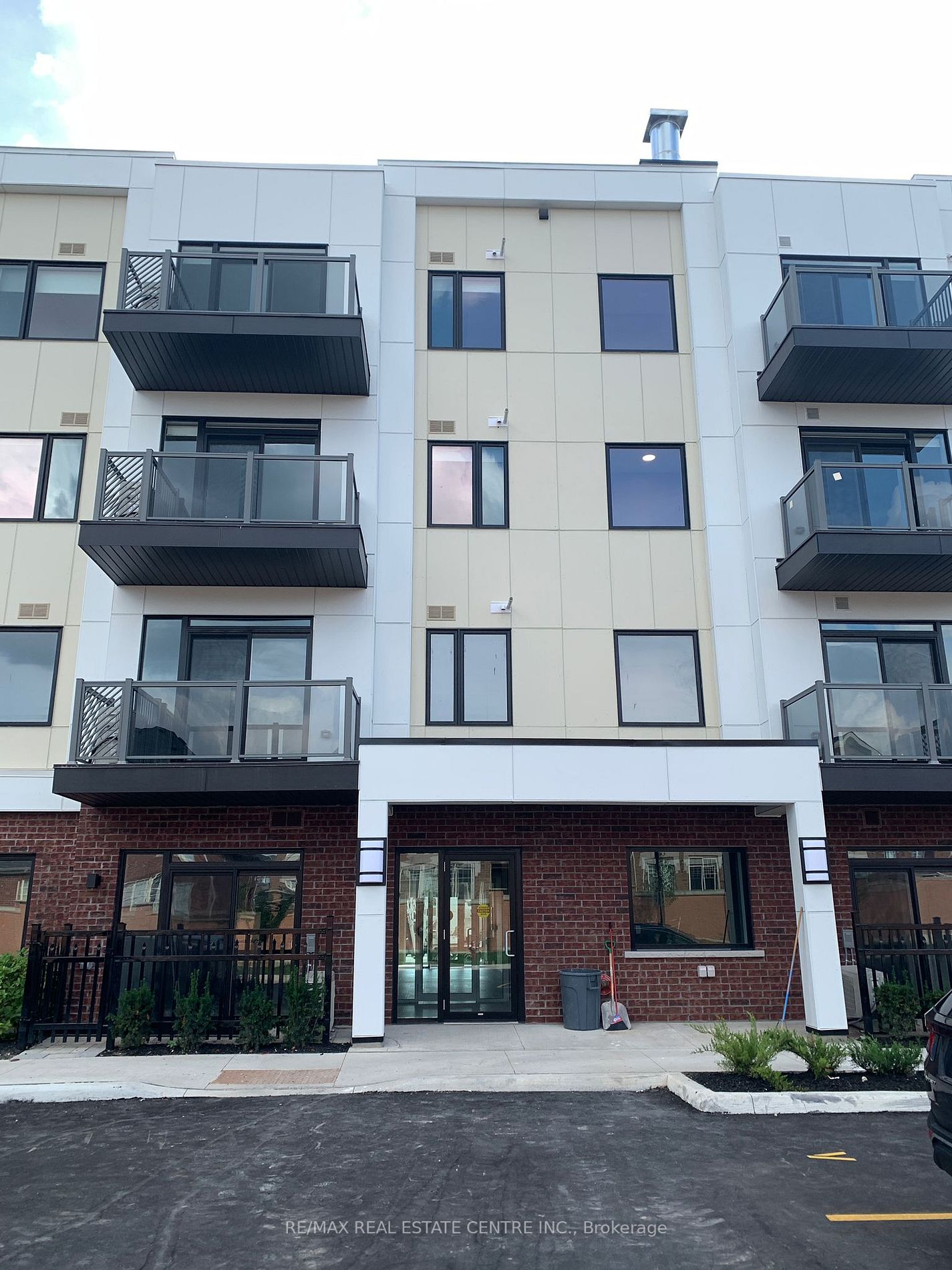 62 Sky Harbour Dr, #402