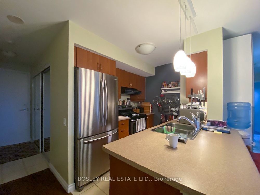 61 Heintzman St, #911