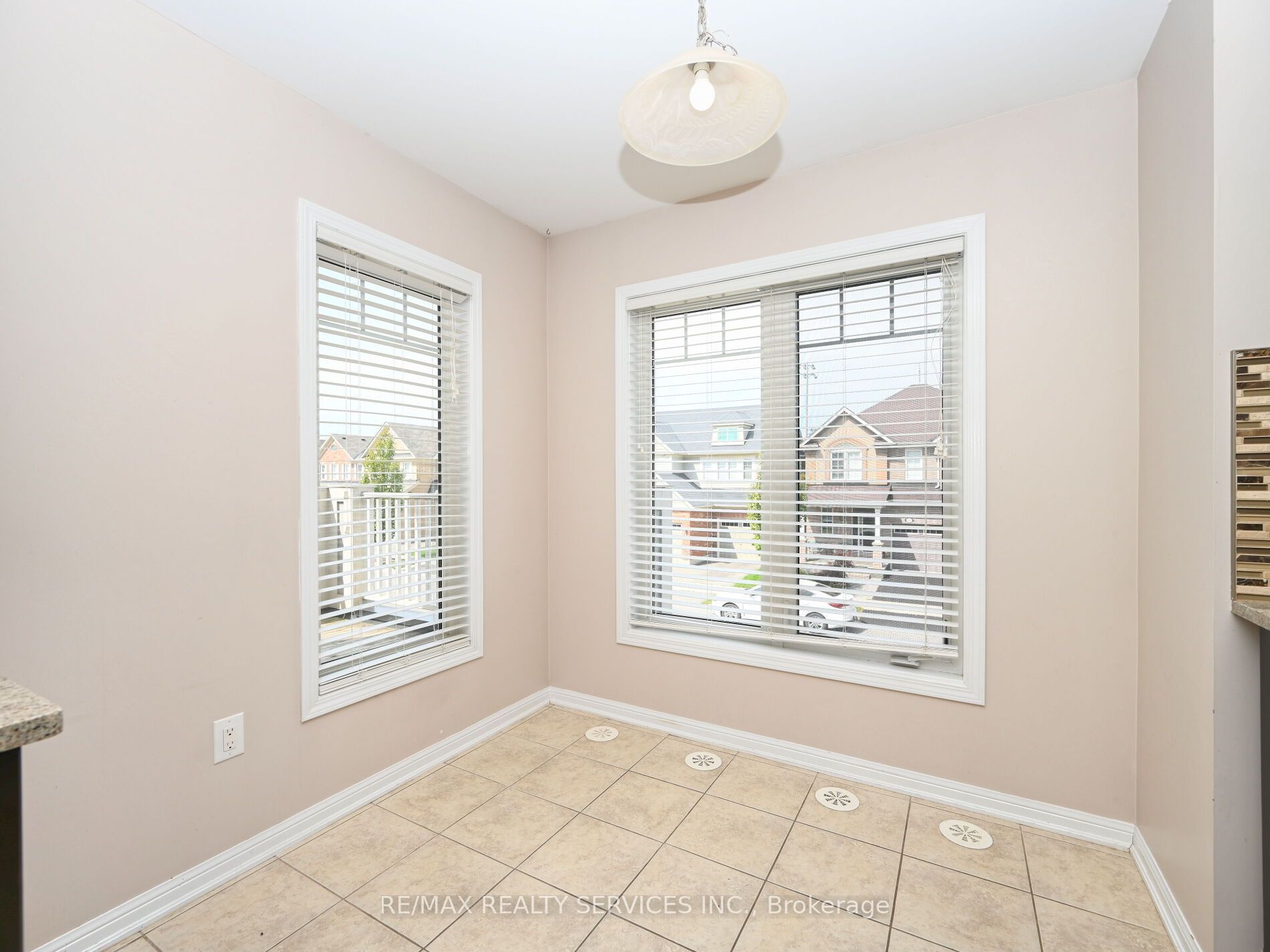 552 Attenborough Terrace