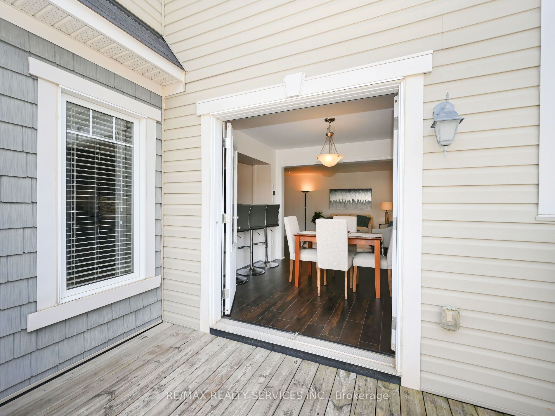 552 Attenborough Terrace