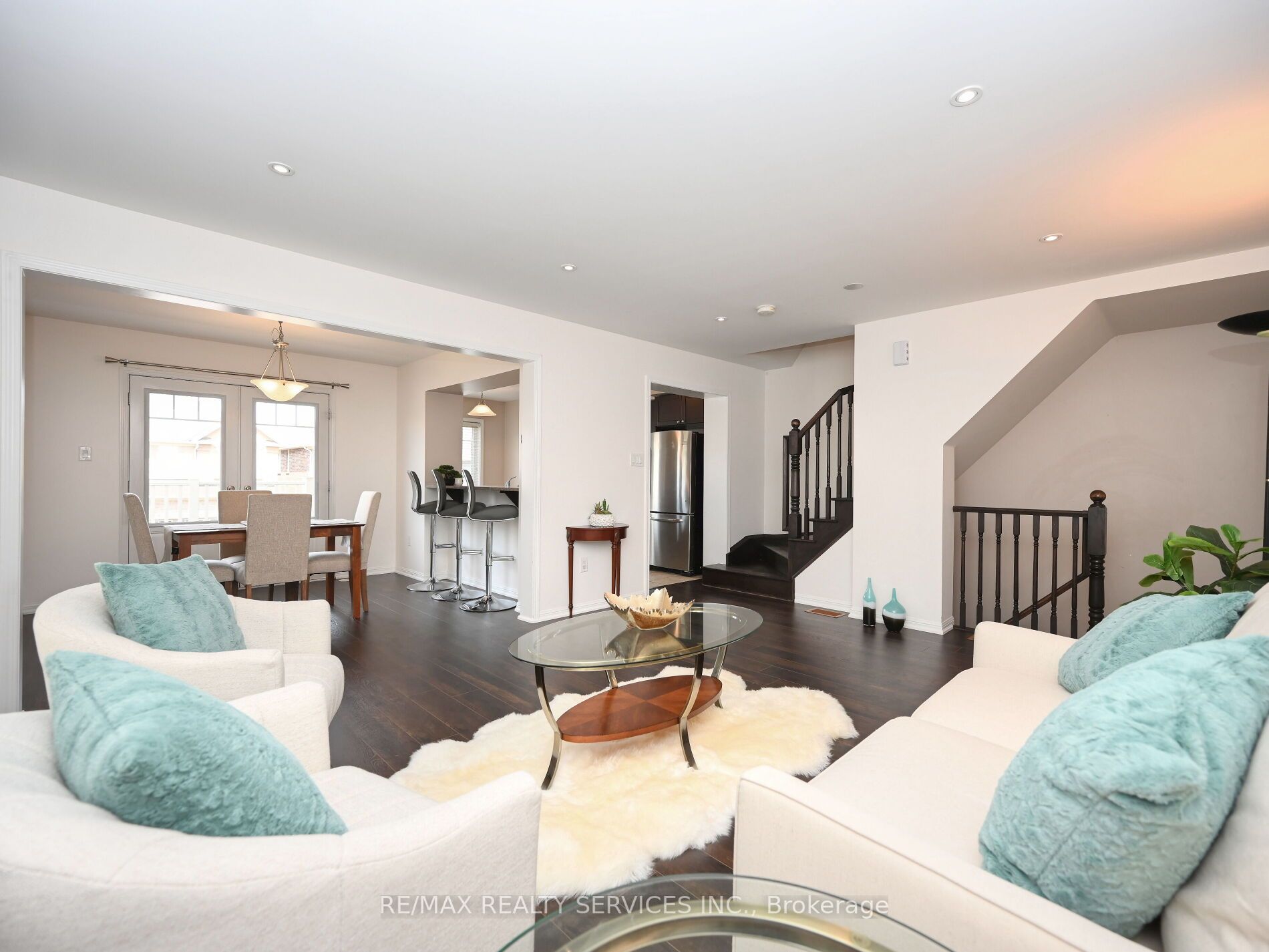 552 Attenborough Terrace