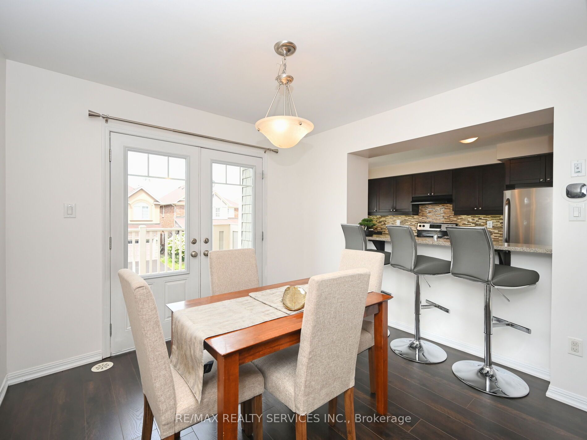 552 Attenborough Terrace