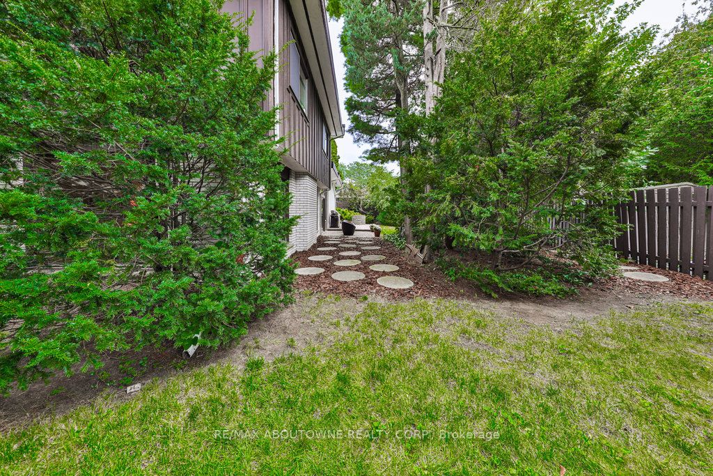 370 Dickson Park Cres