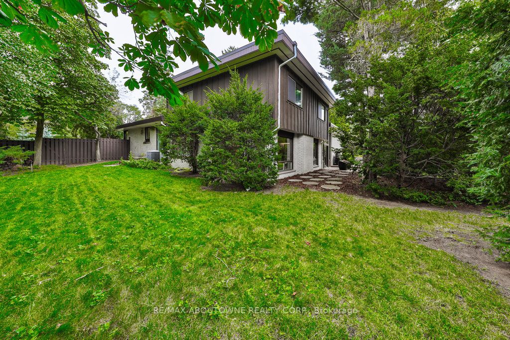 370 Dickson Park Cres