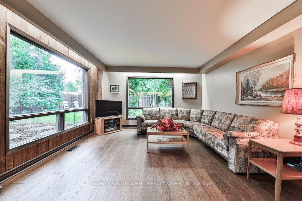 370 Dickson Park Cres