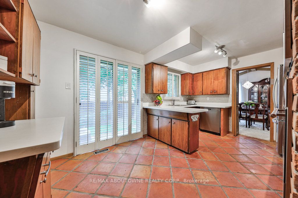370 Dickson Park Cres