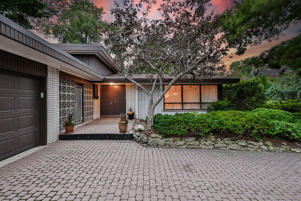 370 Dickson Park Cres