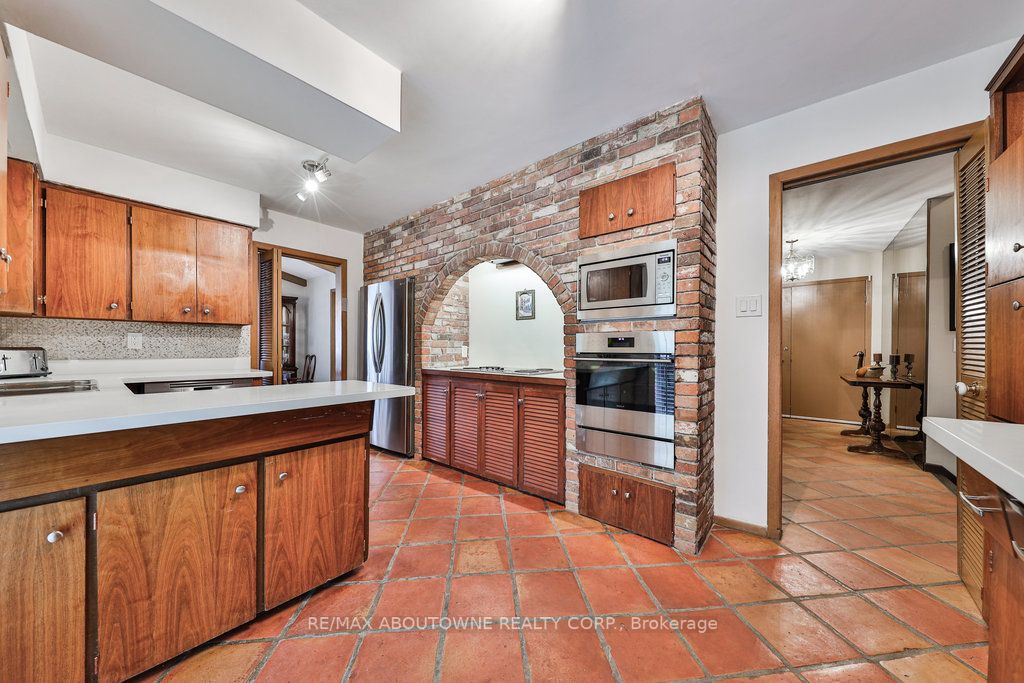 370 Dickson Park Cres