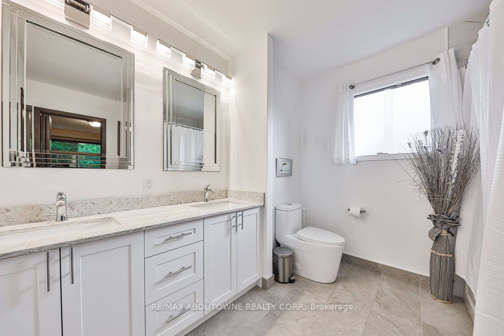 370 Dickson Park Cres
