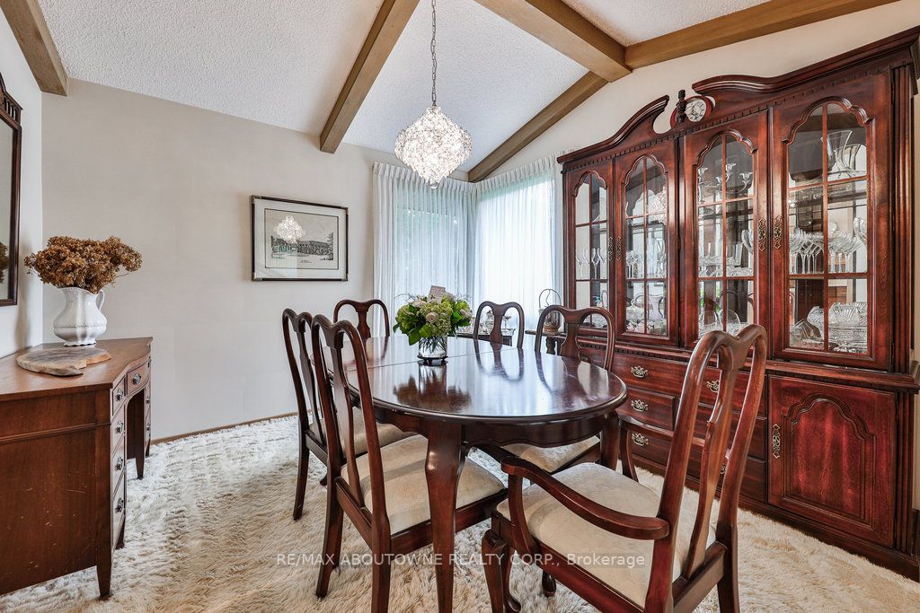 370 Dickson Park Cres