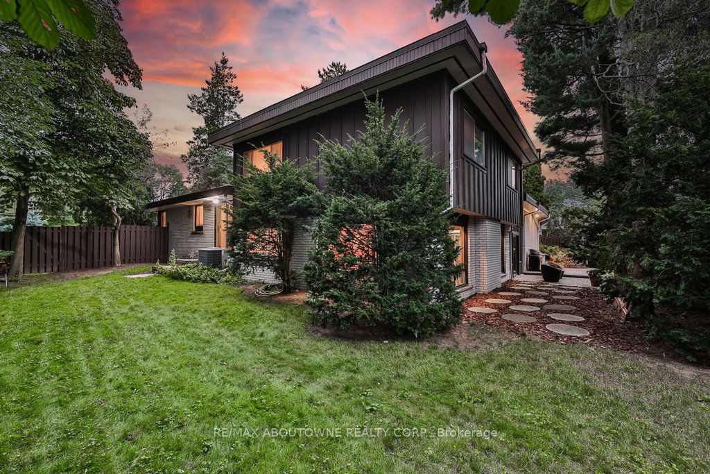 370 Dickson Park Cres