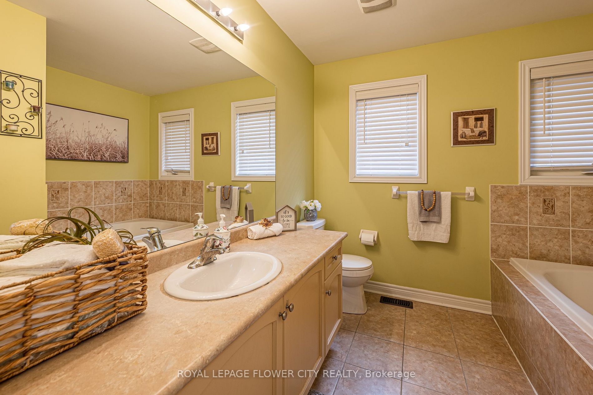 56 Versailles Cres