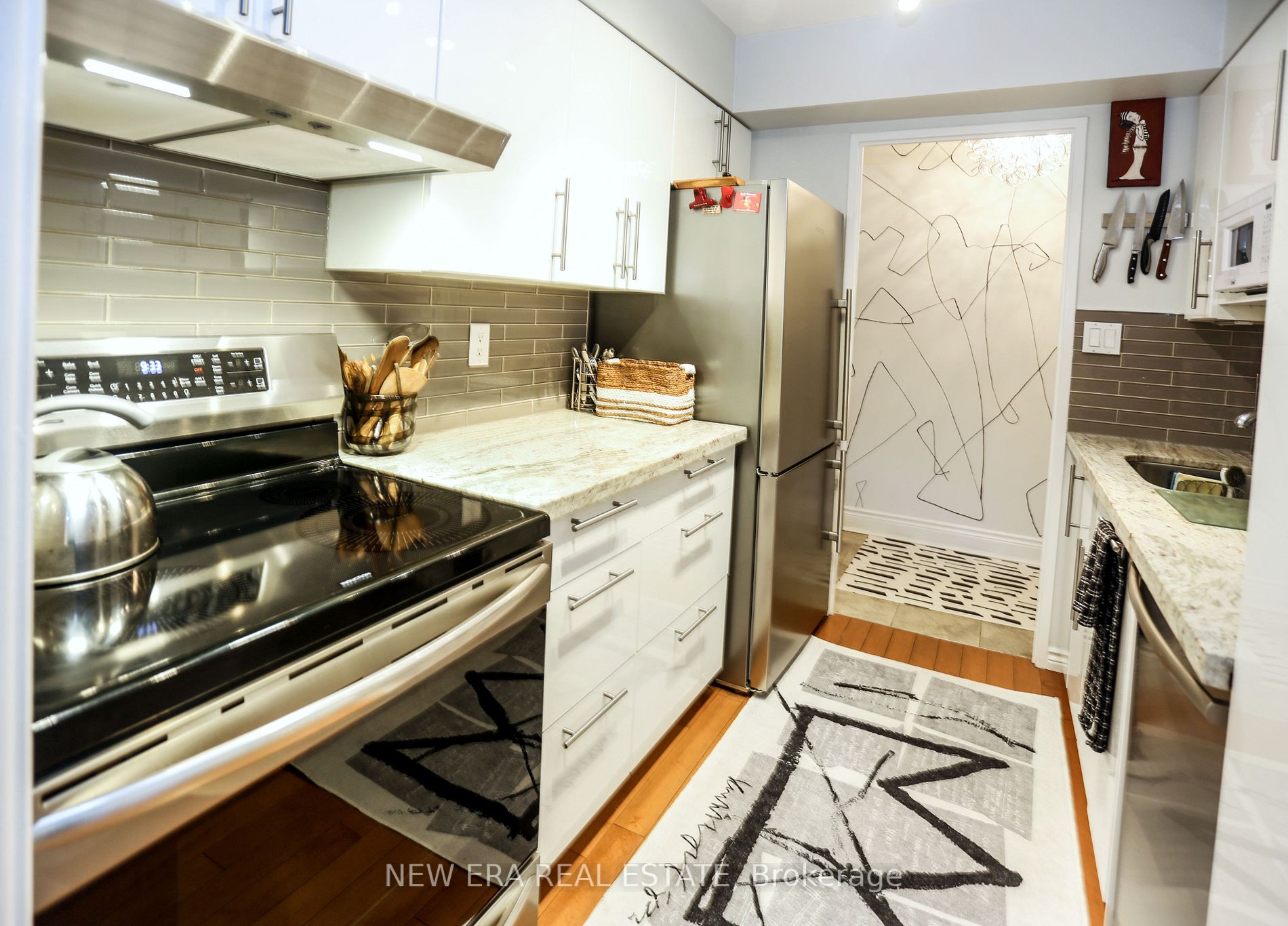 50 Quebec Ave, #204