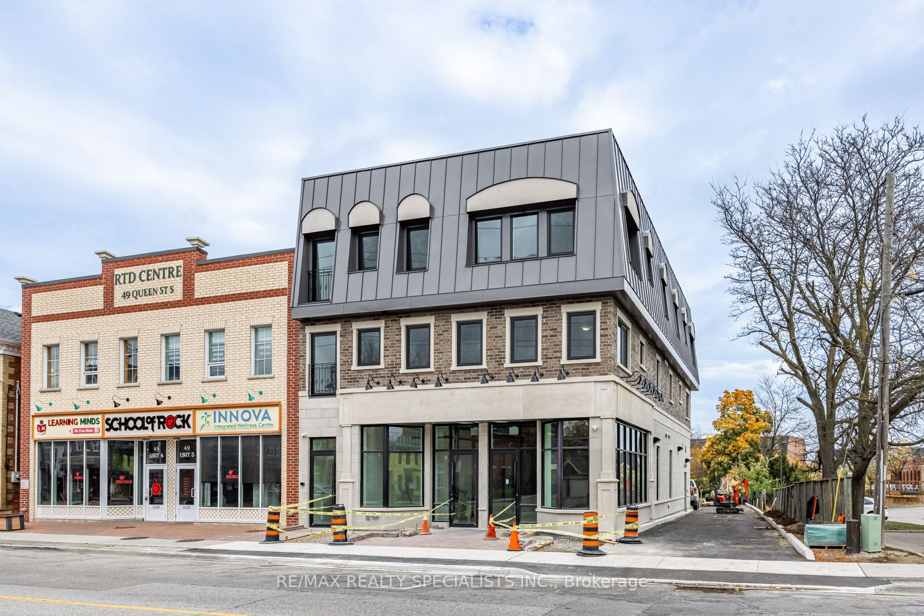 53 Queen St S