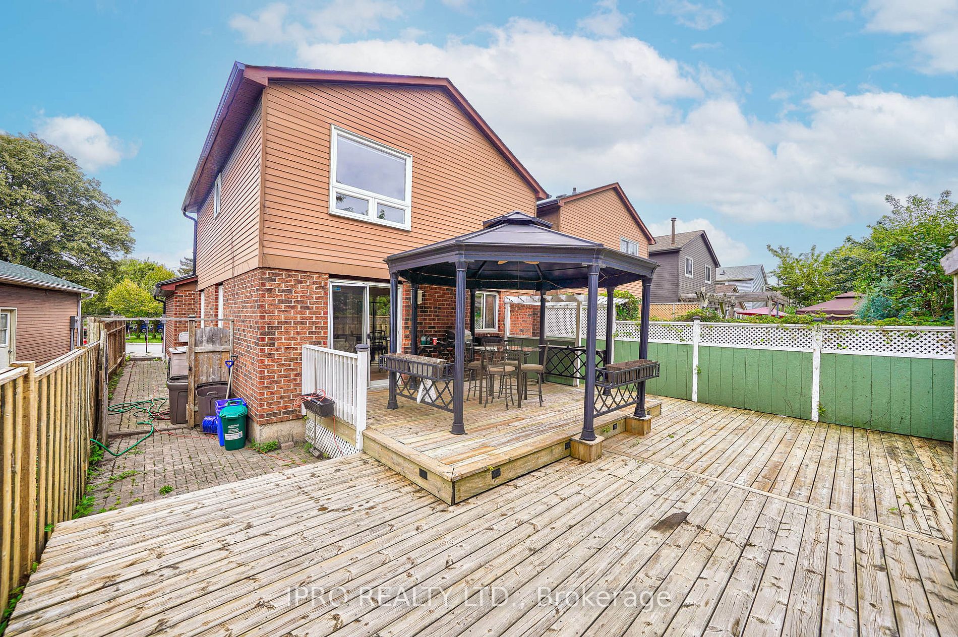 324 Woodlawn Crescent