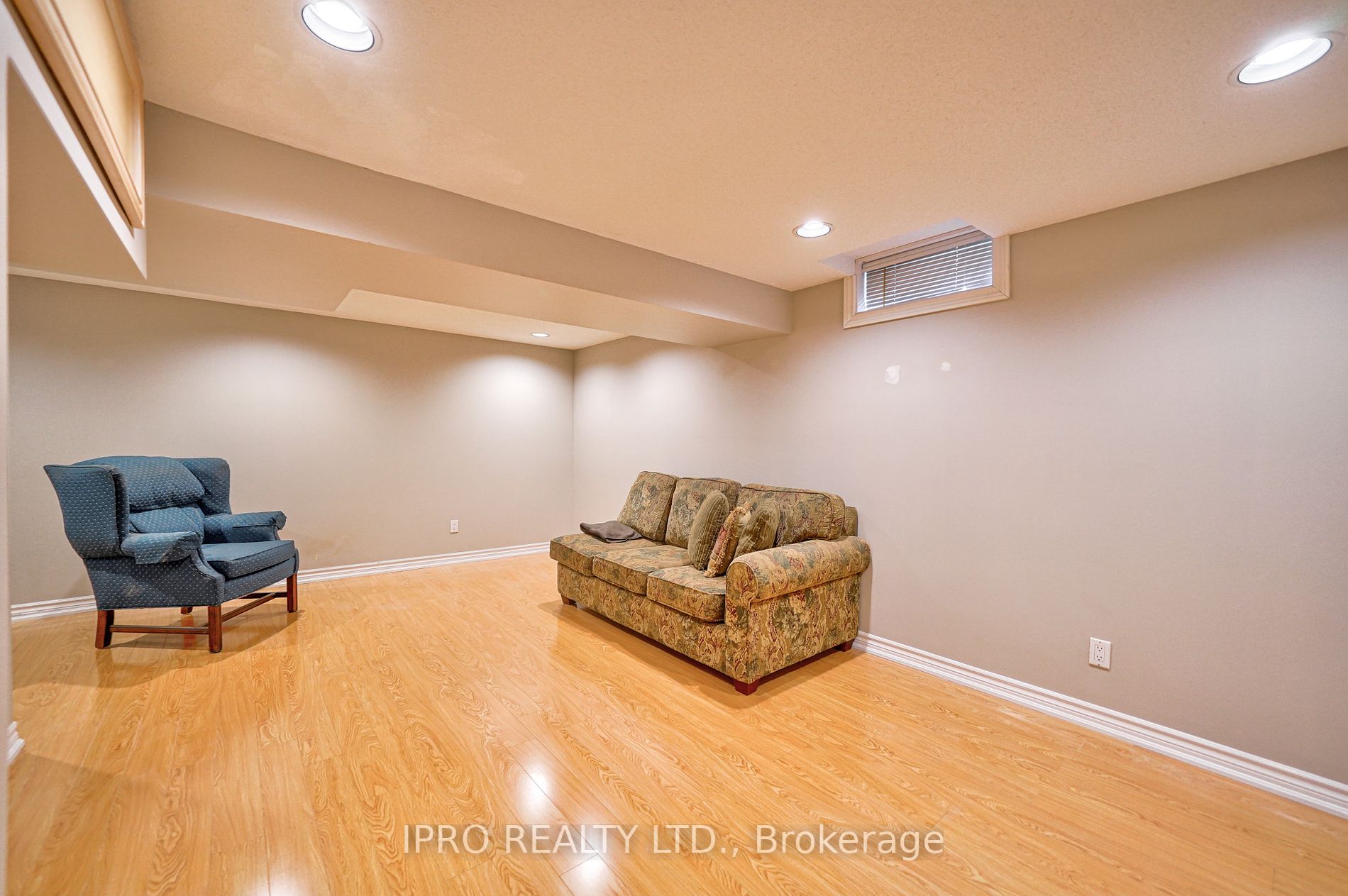 324 Woodlawn Crescent