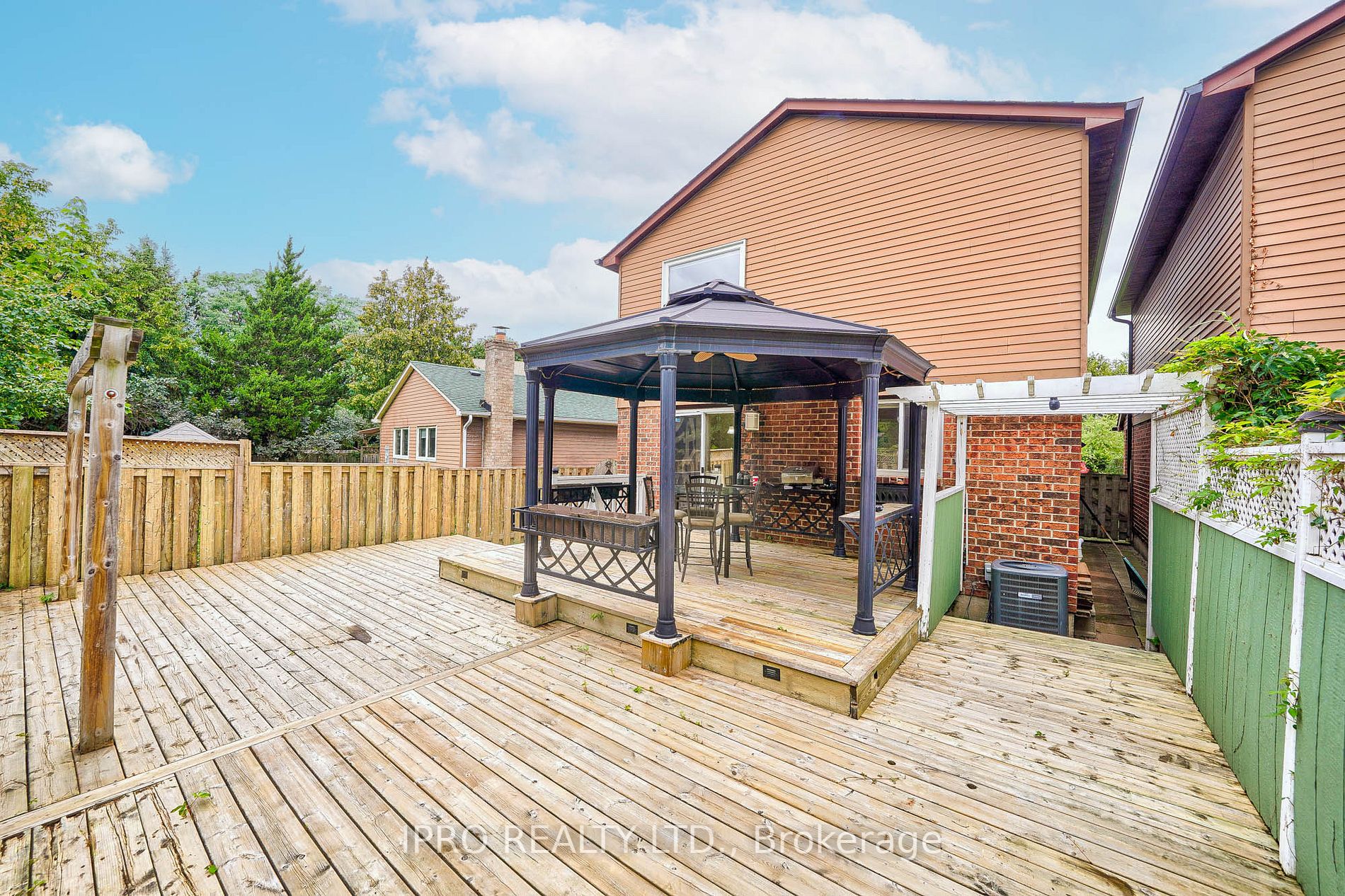 324 Woodlawn Crescent