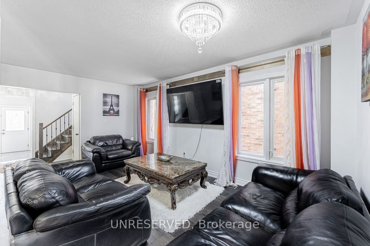 17 Atira Ave