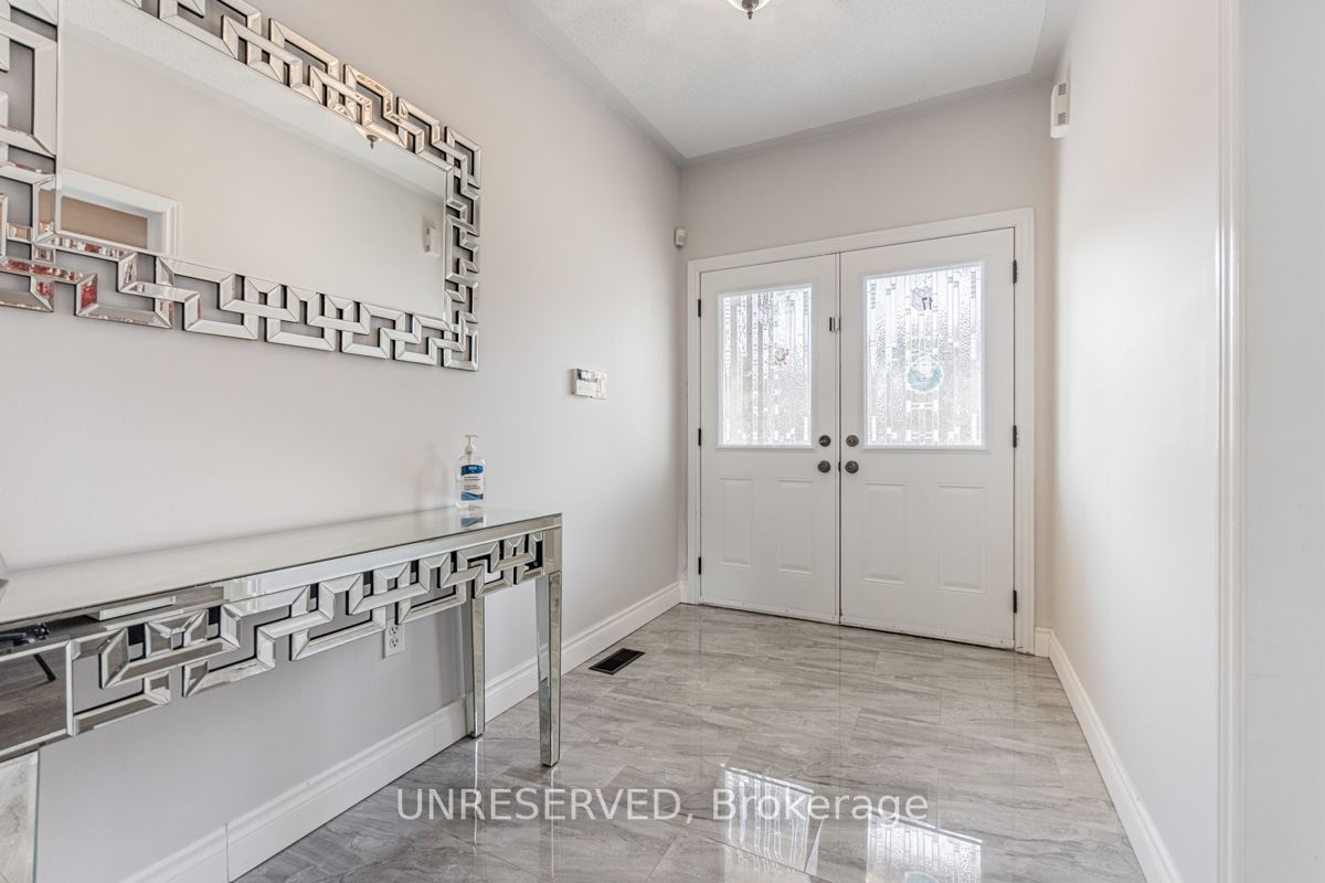 17 Atira Ave