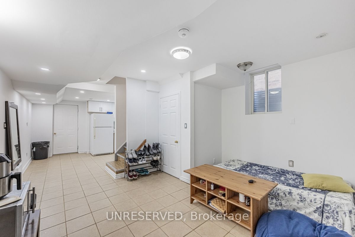 17 Atira Ave