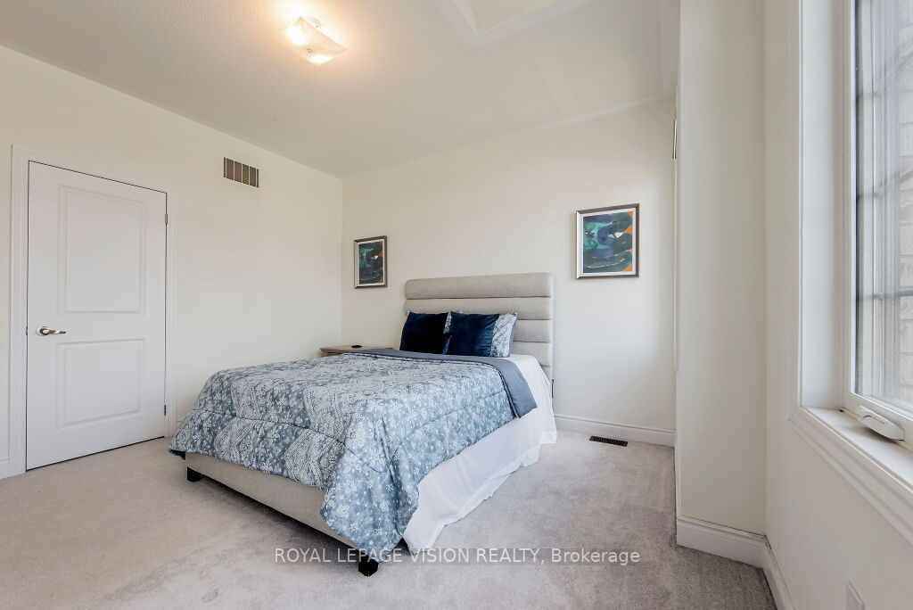 14 Lowell Cres