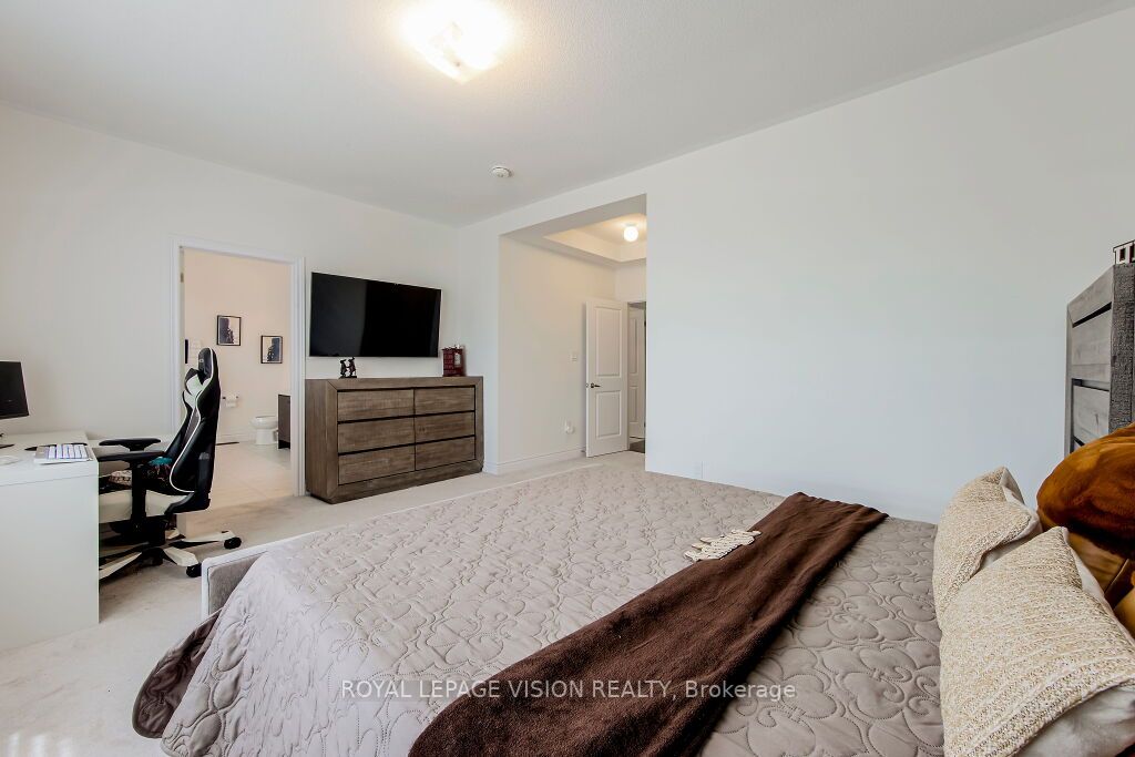 14 Lowell Cres