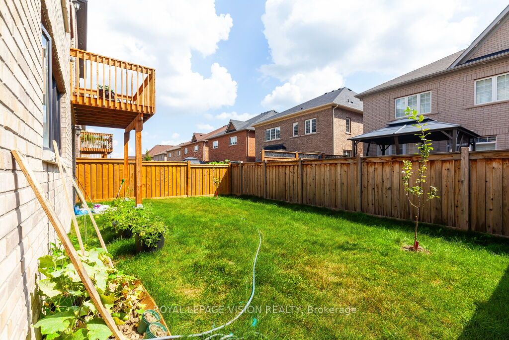 14 Lowell Cres